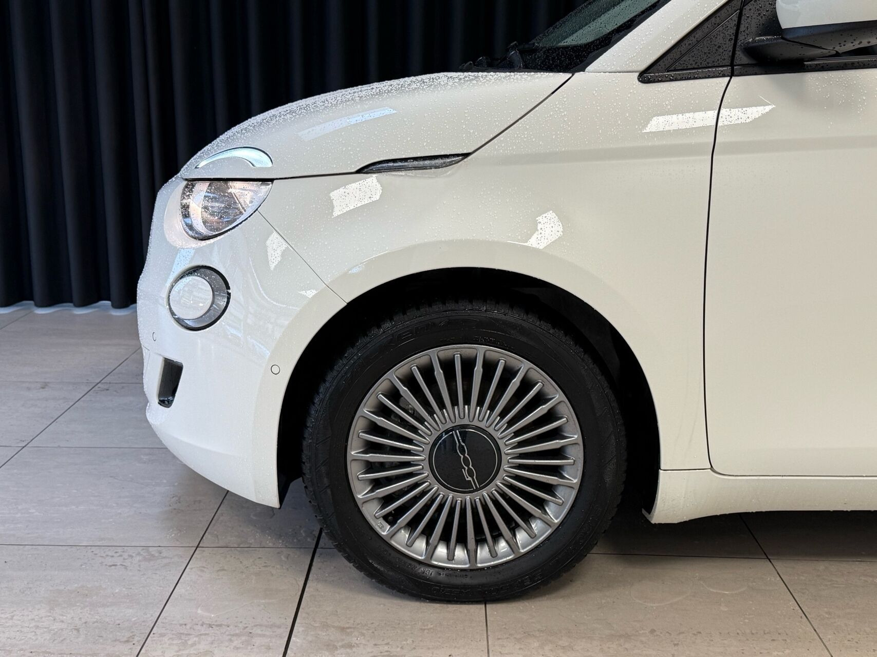 Hvid Fiat 500e fra 2023