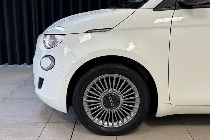 Hvid Fiat 500e fra 2023