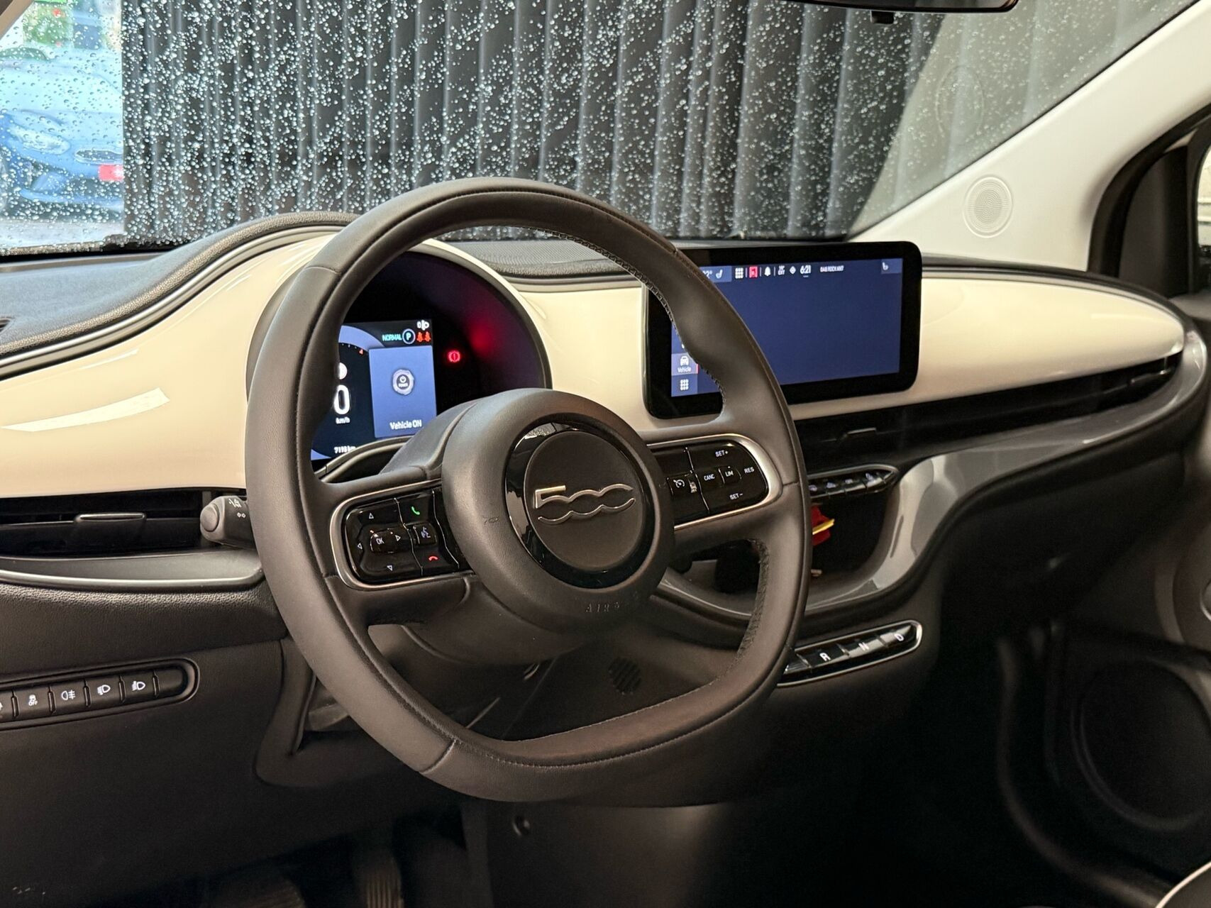 Hvid Fiat 500e fra 2023