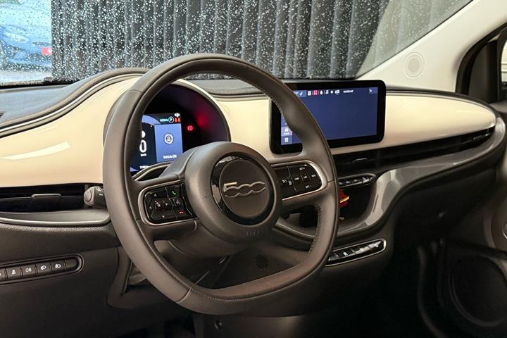 Hvid Fiat 500e fra 2023