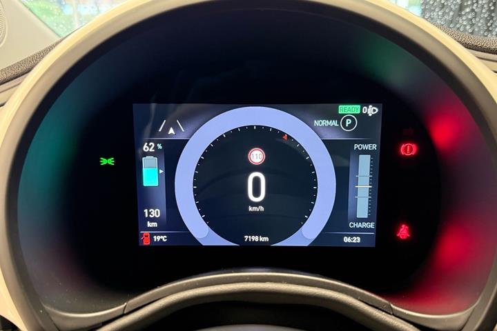 Hvid Fiat 500e fra 2023