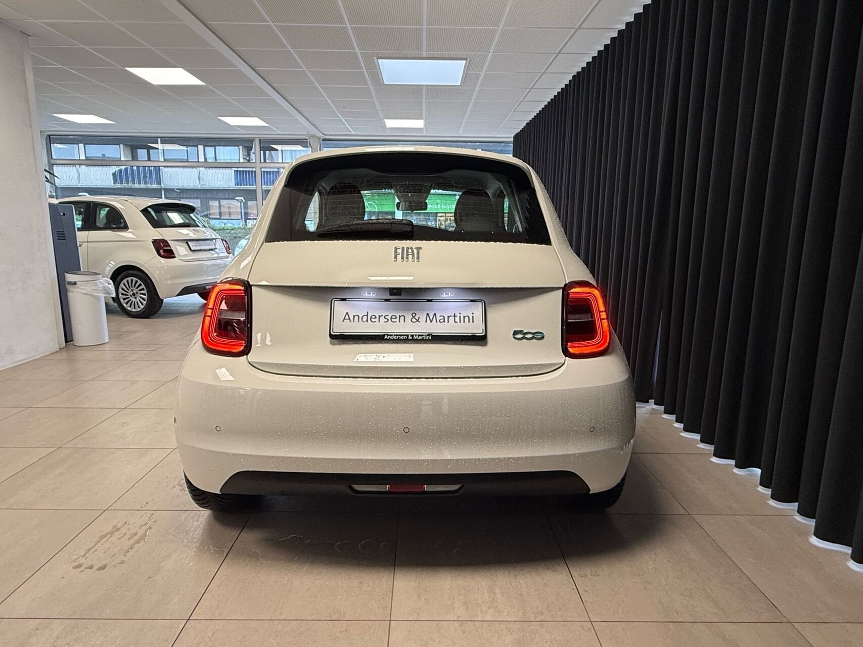 Hvid Fiat 500e fra 2023