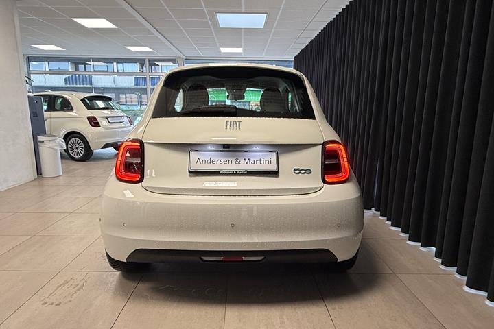 Hvid Fiat 500e fra 2023