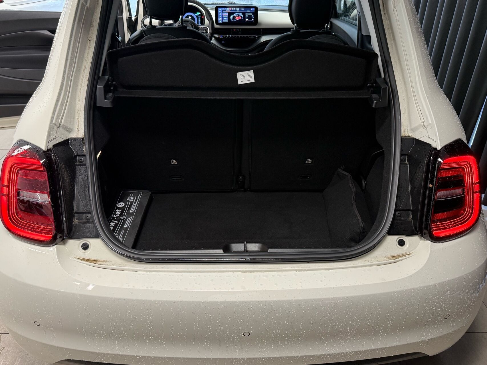 Hvid Fiat 500e fra 2023