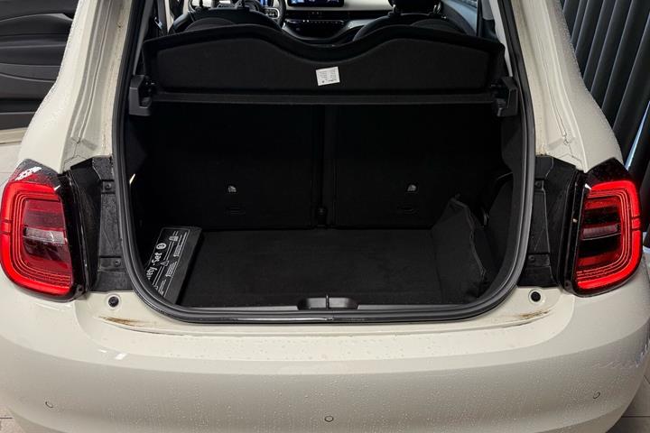Hvid Fiat 500e fra 2023