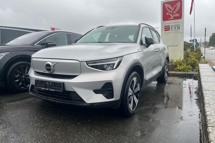 Grå Volvo XC40 fra 2023 set udefra