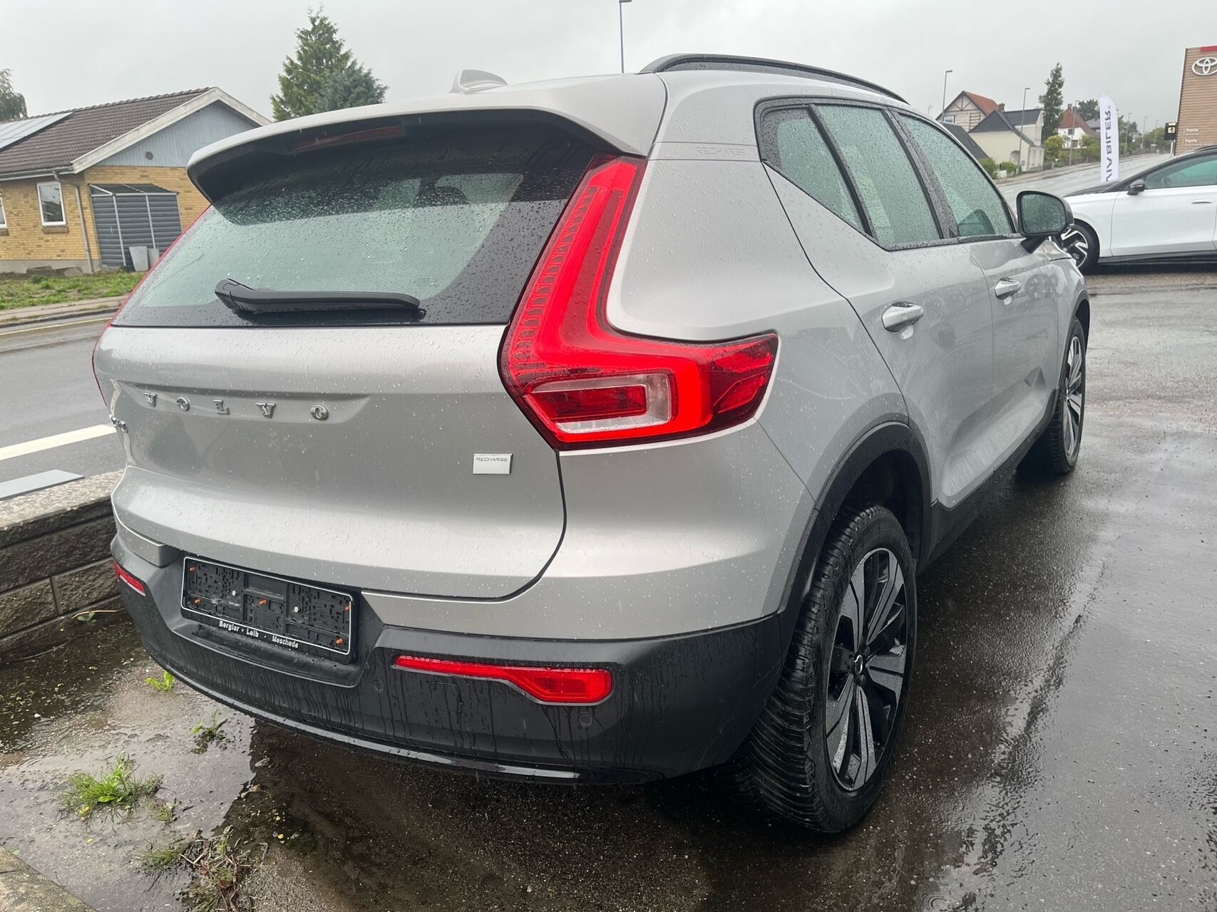 Grå Volvo XC40 fra 2023