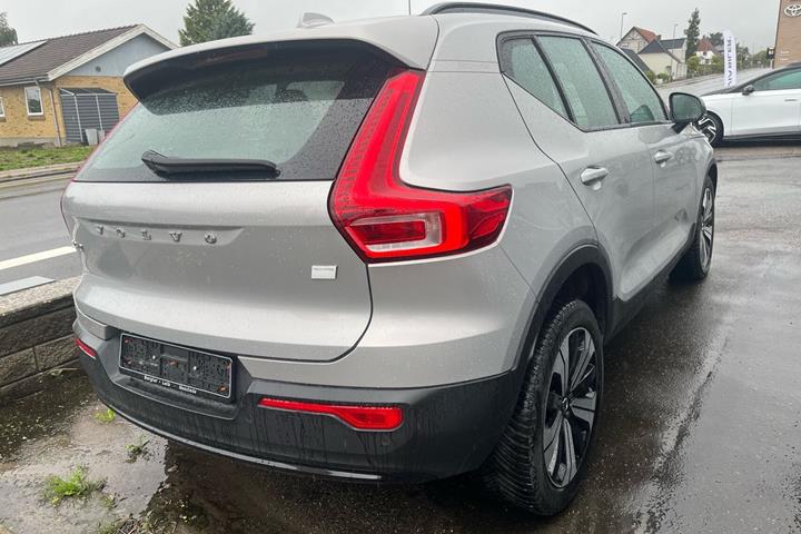 Grå Volvo XC40 fra 2023