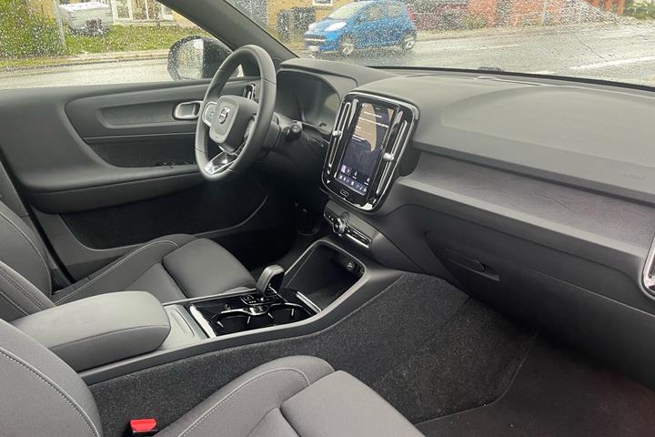 Grå Volvo XC40 fra 2023