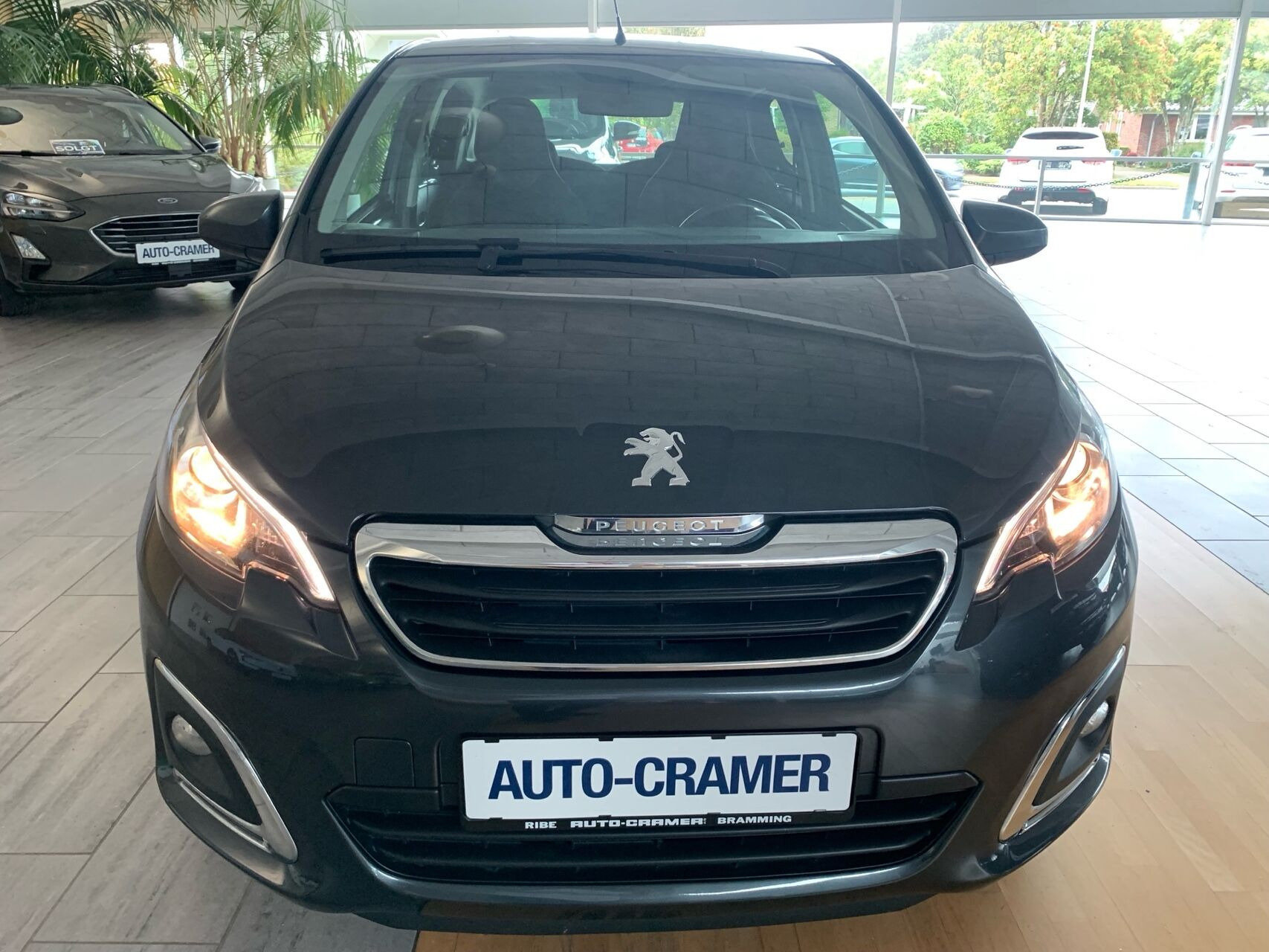 Grå Peugeot 108 fra 2019