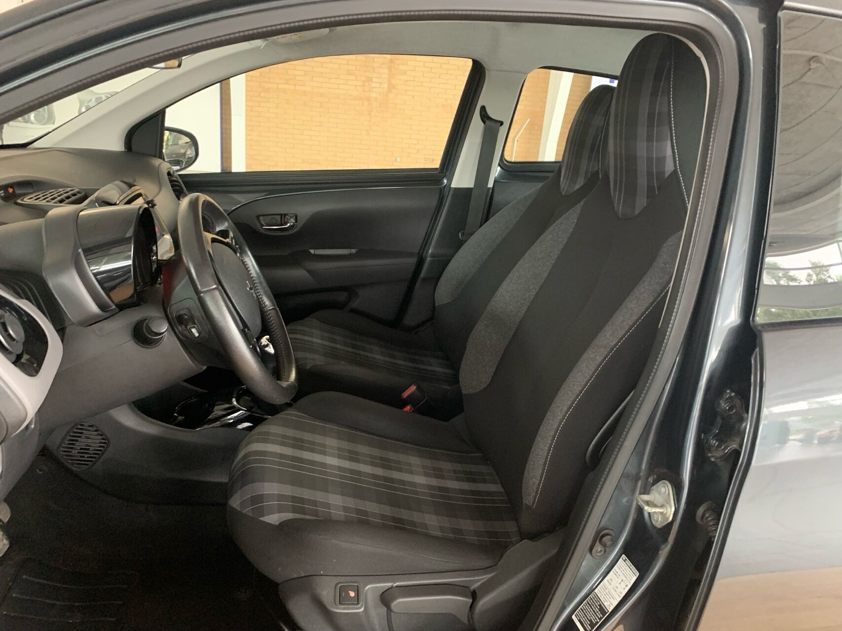 Grå Peugeot 108 fra 2019