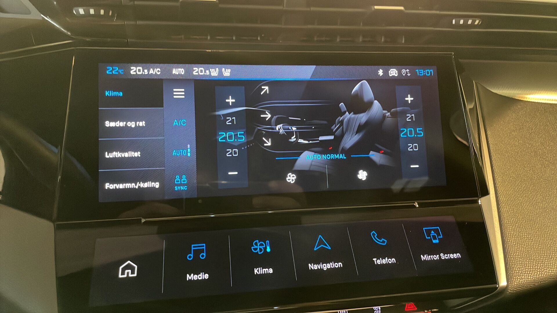 Grå Peugeot E-308 fra 2024