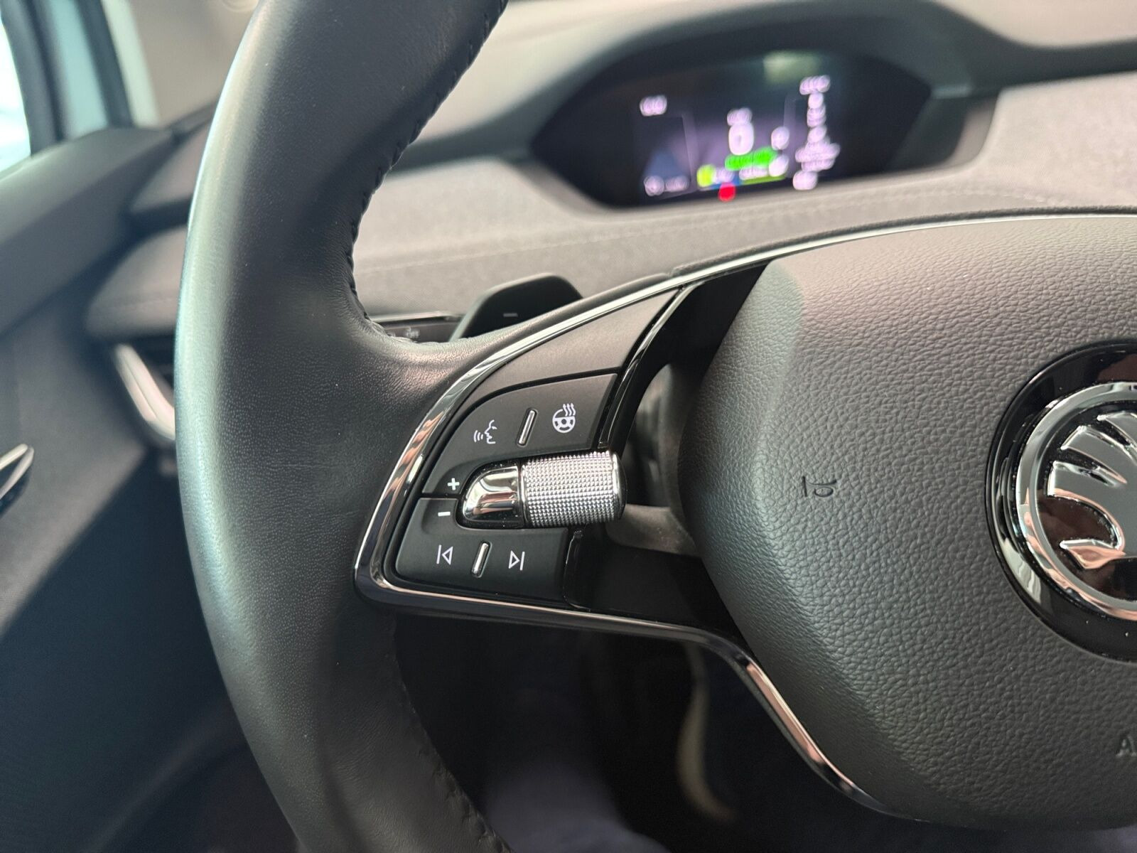 Grå Skoda Enyaq fra 2023