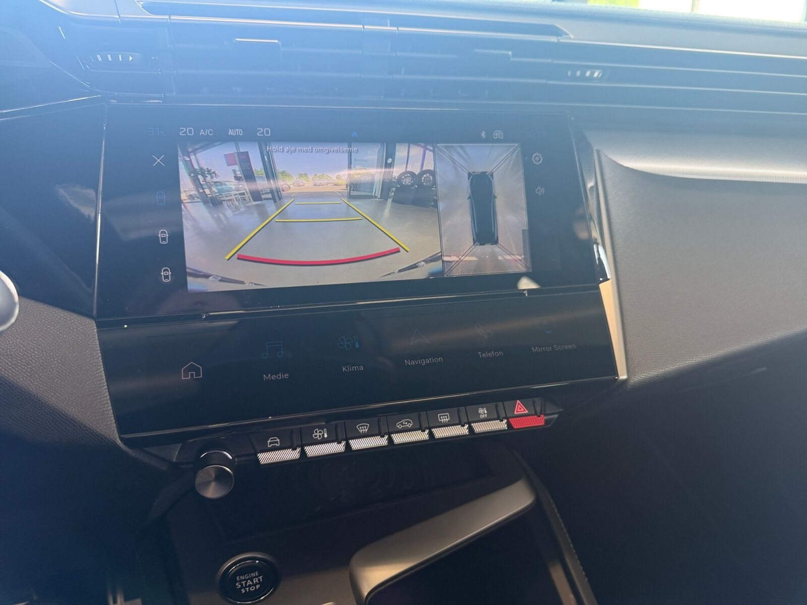 Blå Peugeot e-408 fra 2025