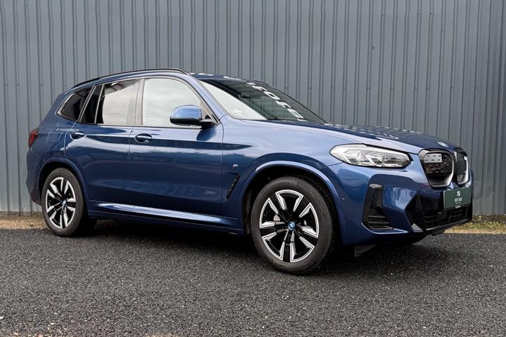 Blå BMW iX3 fra 2023