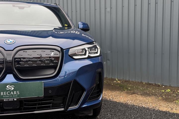 Blå BMW iX3 fra 2023