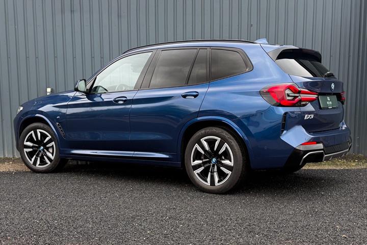 Blå BMW iX3 fra 2023