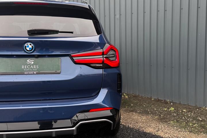 Blå BMW iX3 fra 2023