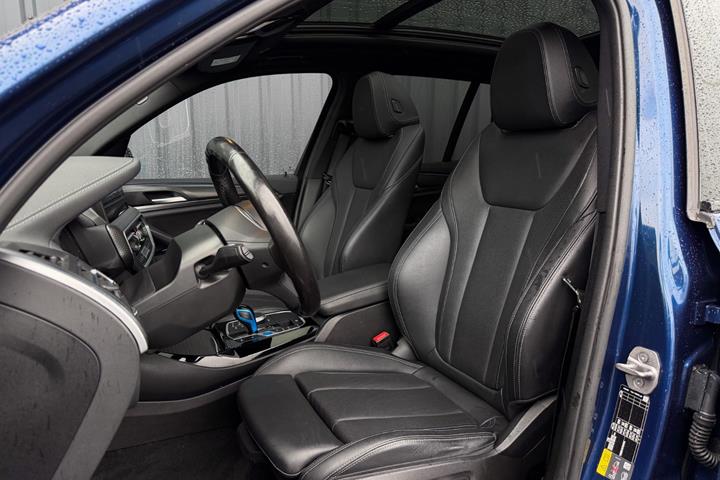 Blå BMW iX3 fra 2023