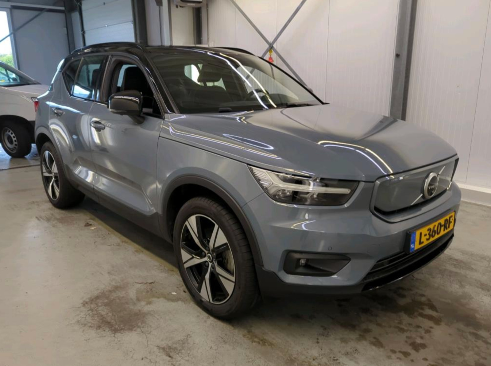 Grå Volvo XC40 fra 2021