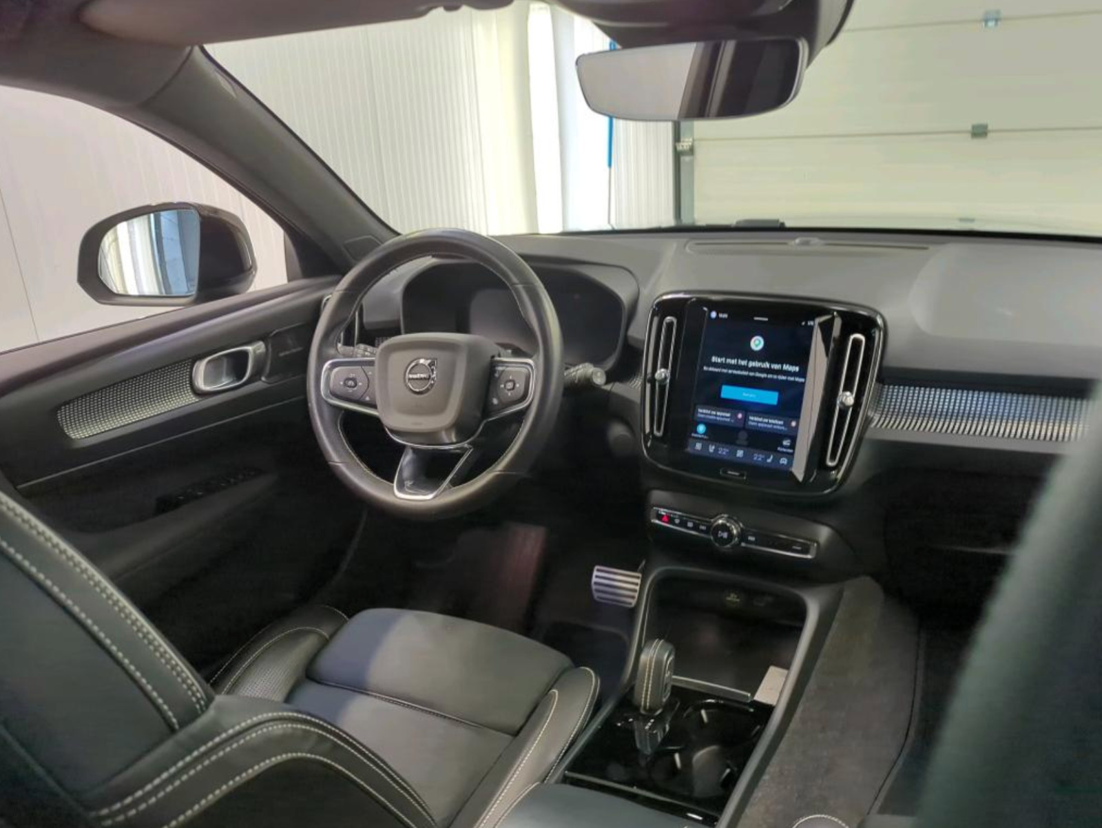 Grå Volvo XC40 fra 2021