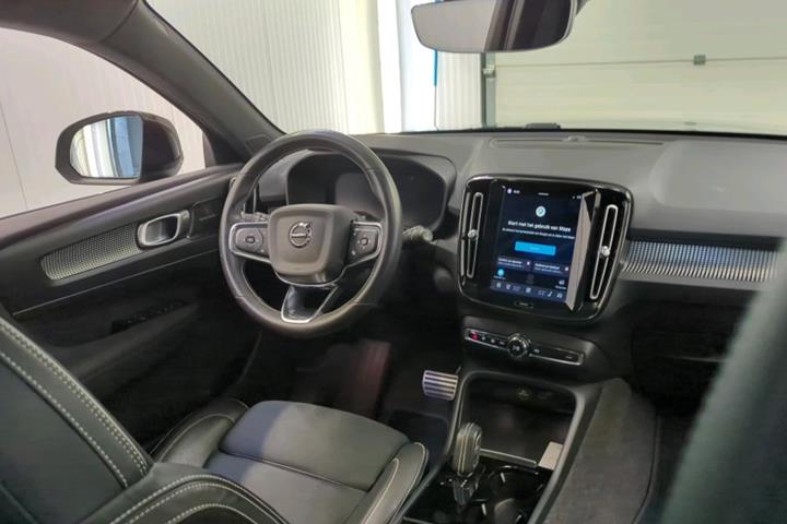 Grå Volvo XC40 fra 2021