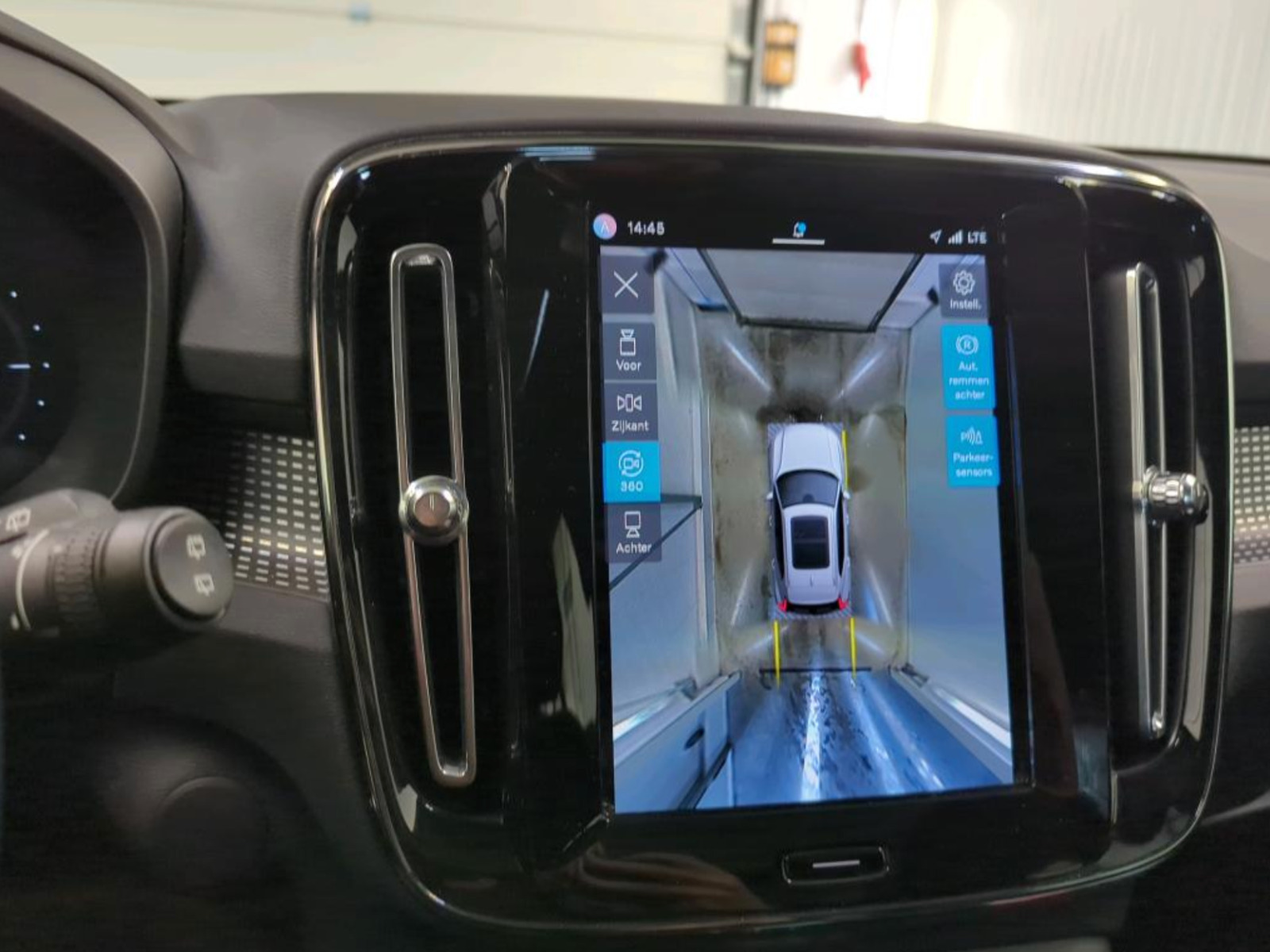 Grå Volvo XC40 fra 2021
