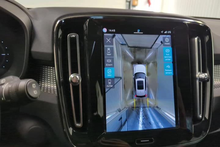 Grå Volvo XC40 fra 2021