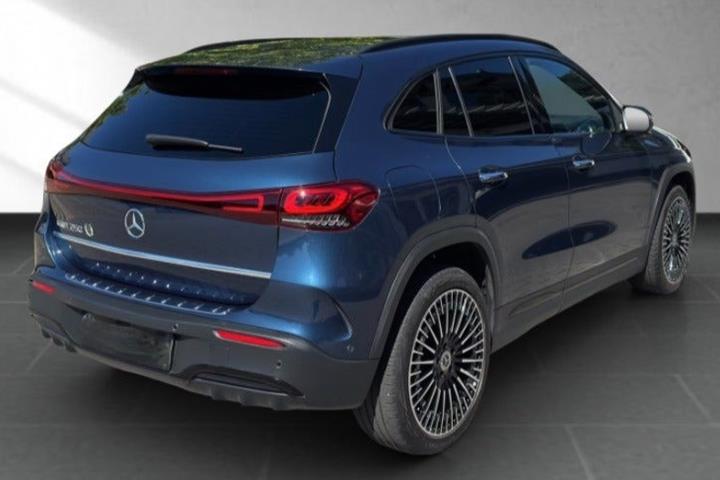 Blå Mercedes EQA250+ fra 2022