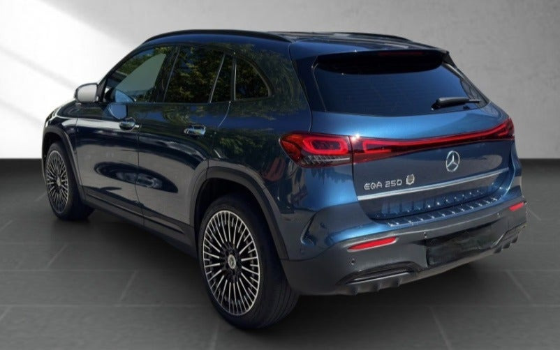 Blå Mercedes EQA250+ fra 2022