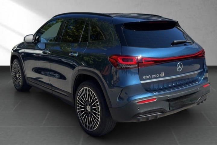 Blå Mercedes EQA250+ fra 2022