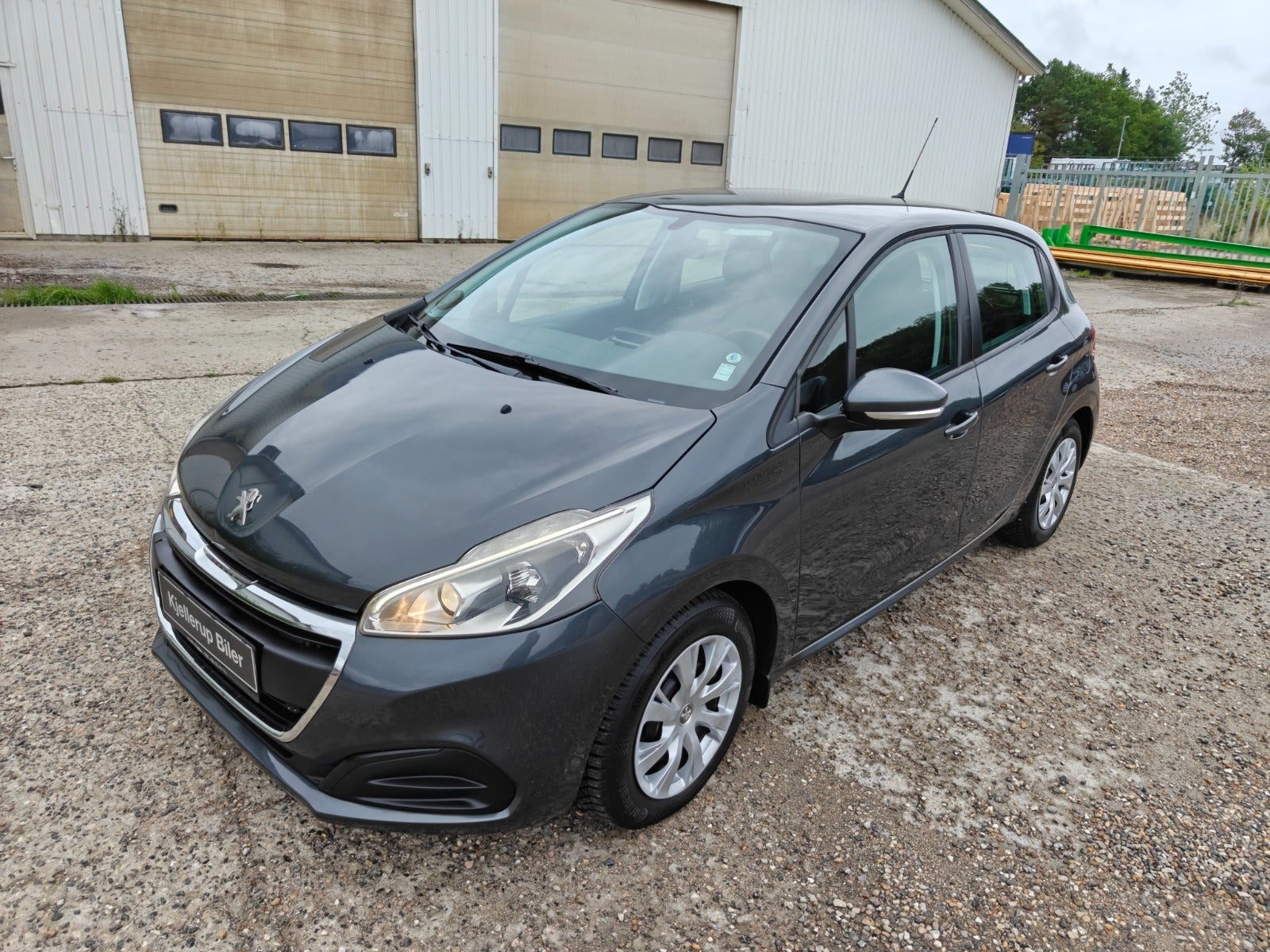 Gul Peugeot 208 fra 2015