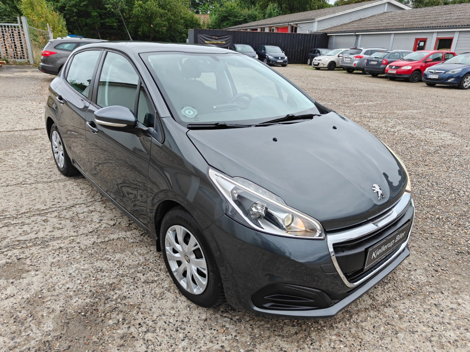 Gul Peugeot 208 fra 2015