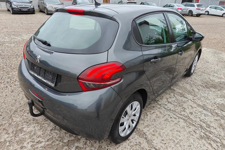 Gul Peugeot 208 fra 2015