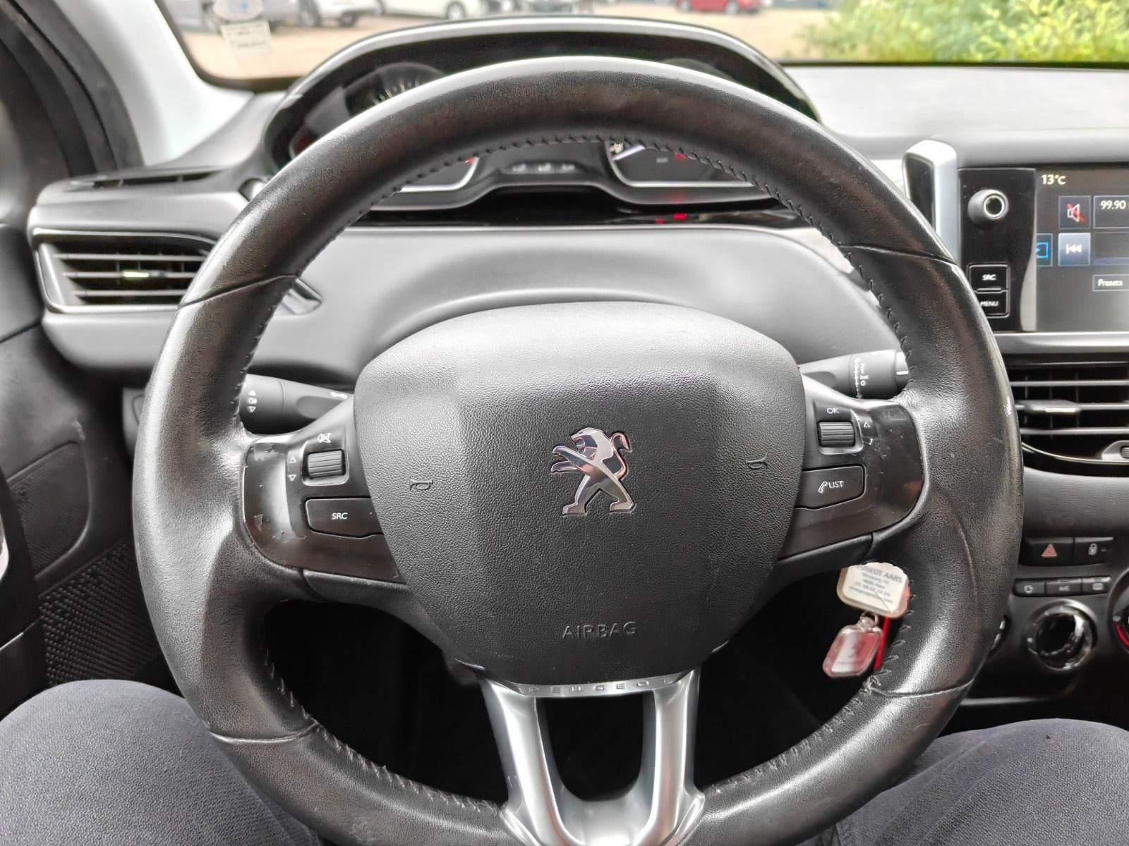 Gul Peugeot 208 fra 2015