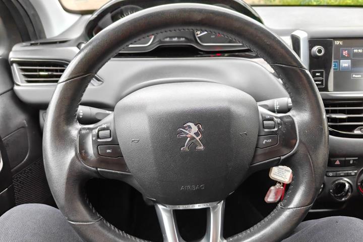 Gul Peugeot 208 fra 2015