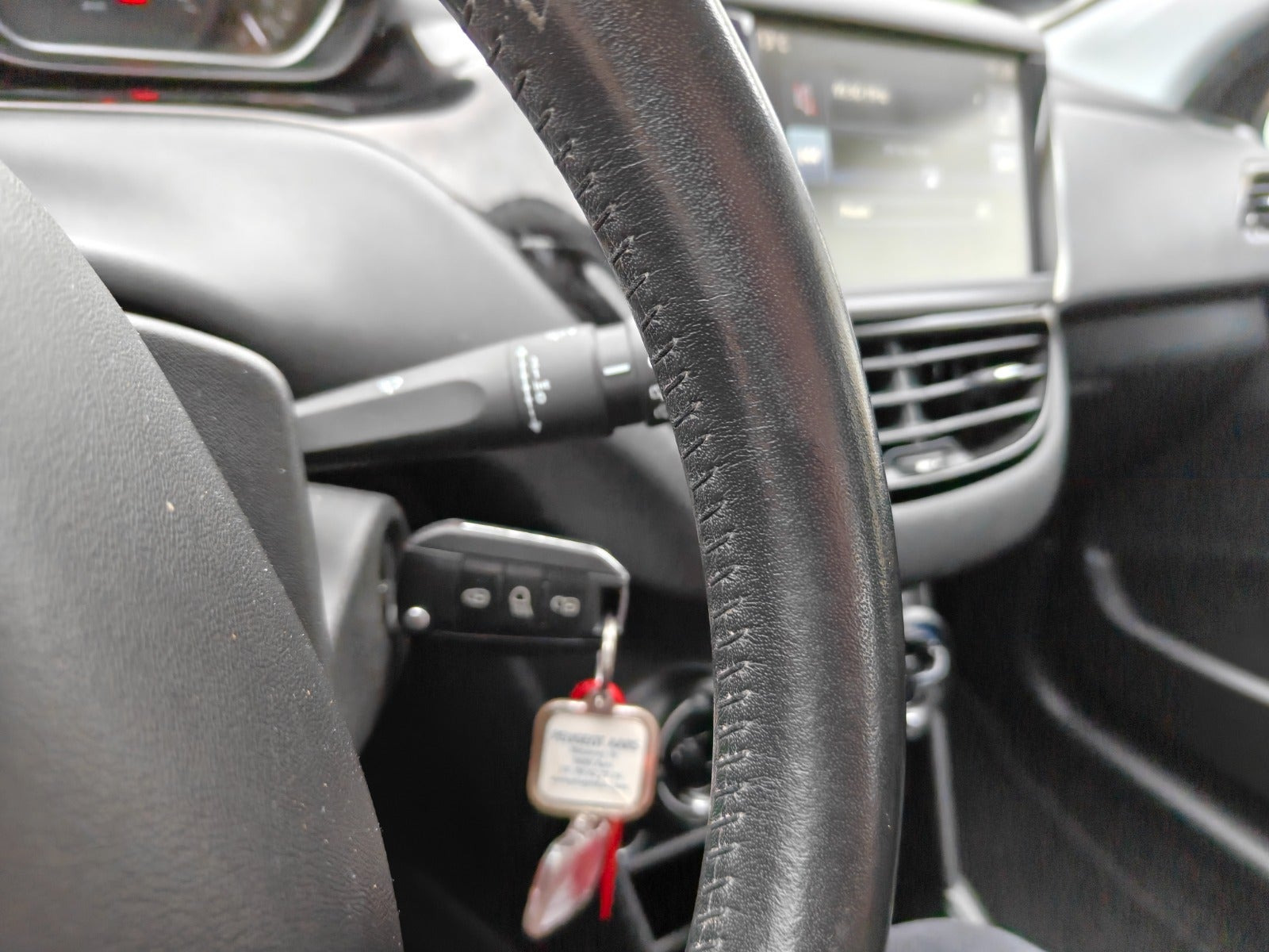 Gul Peugeot 208 fra 2015
