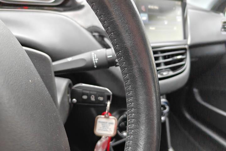 Gul Peugeot 208 fra 2015