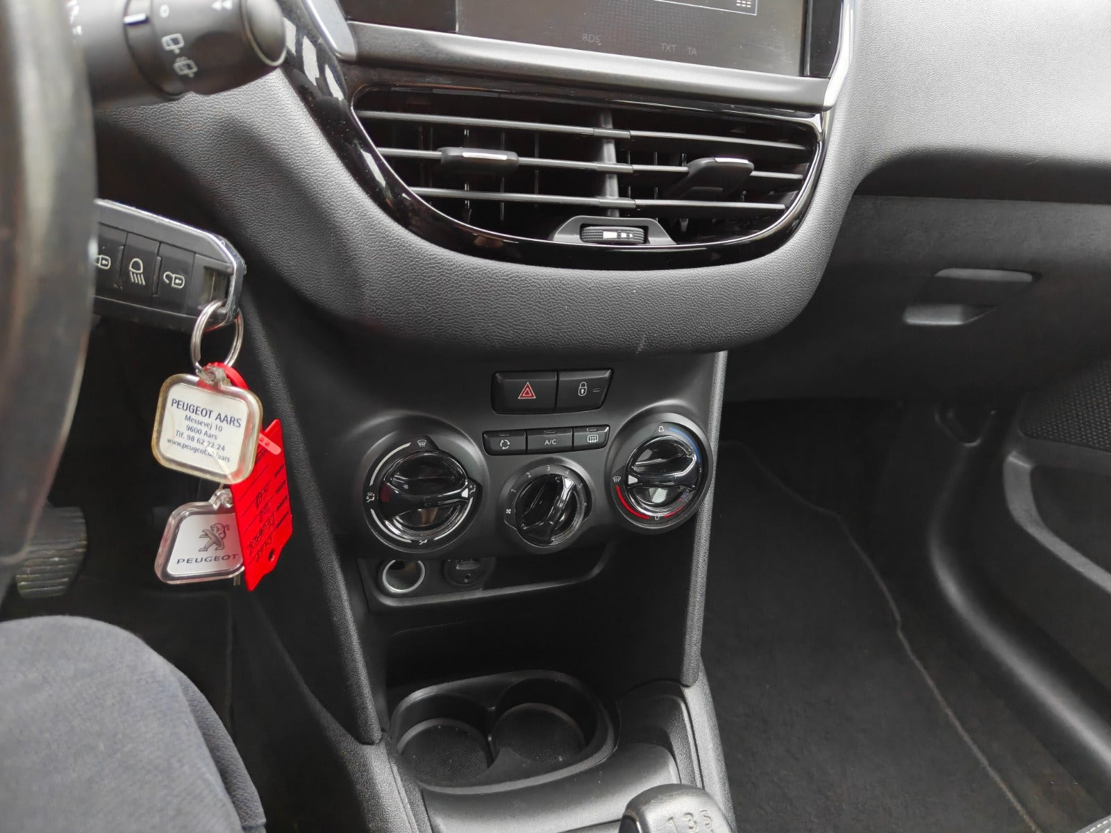Gul Peugeot 208 fra 2015