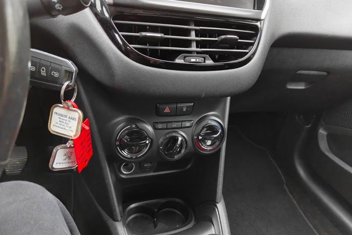 Gul Peugeot 208 fra 2015
