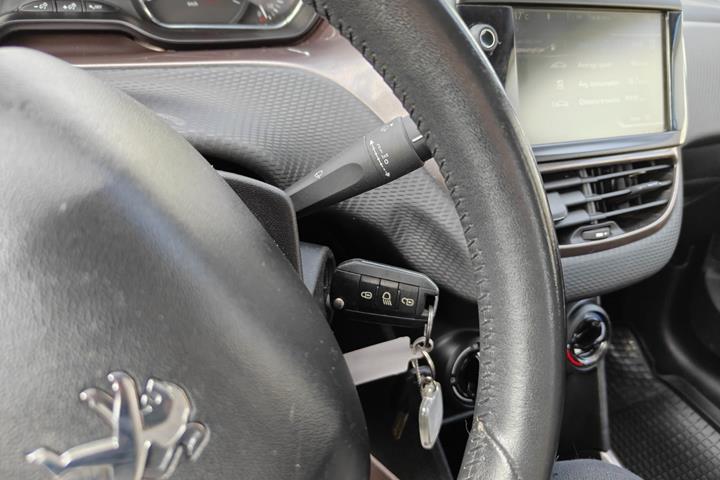 Gul Peugeot 2008 fra 2013