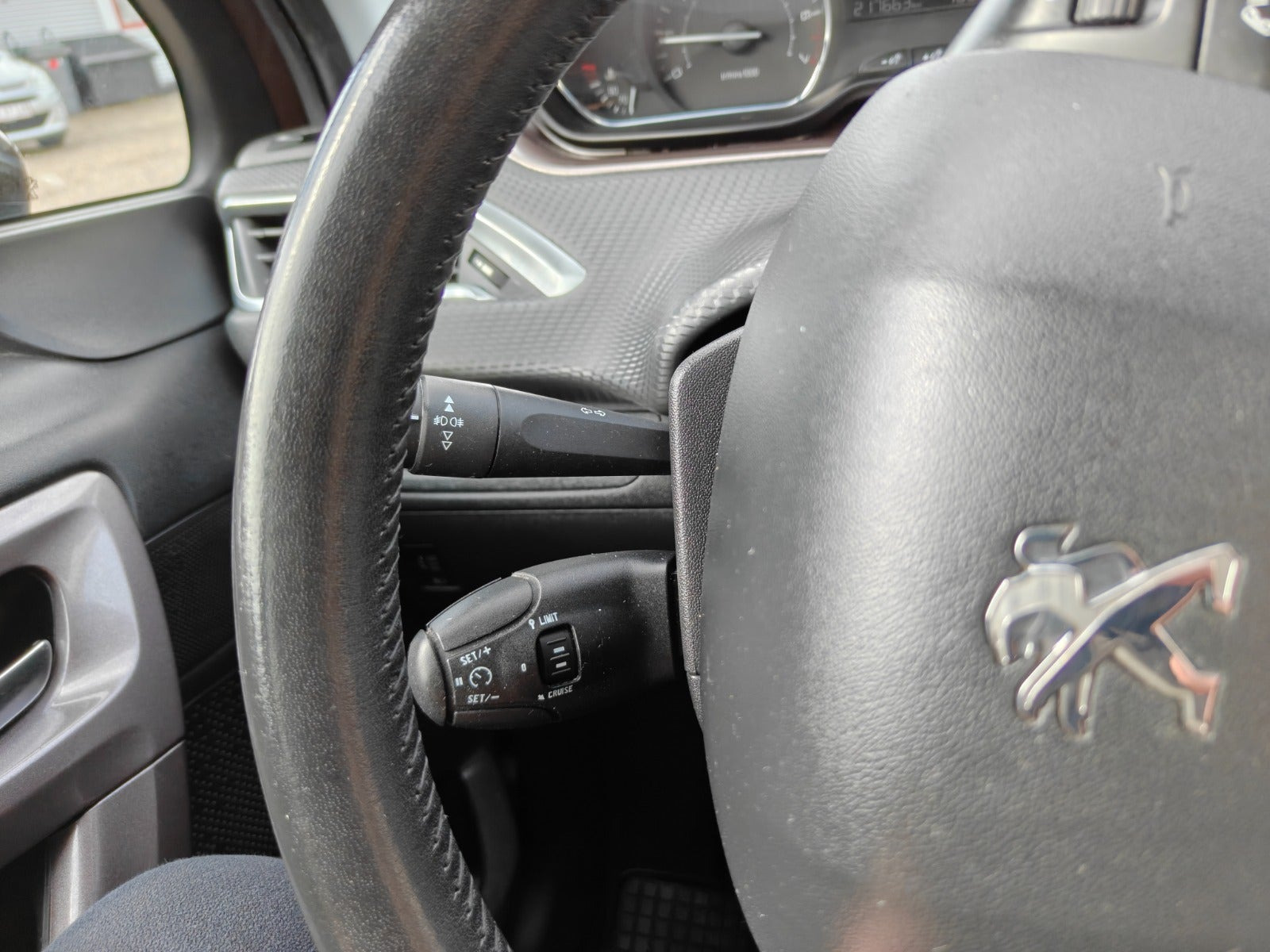 Gul Peugeot 2008 fra 2013