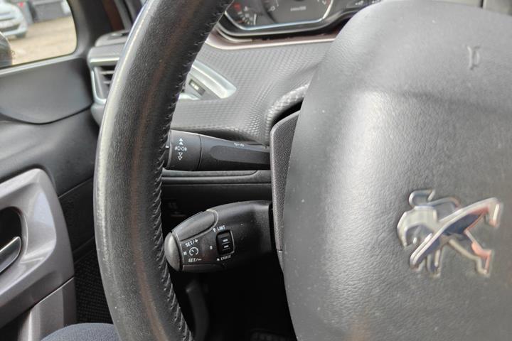 Gul Peugeot 2008 fra 2013