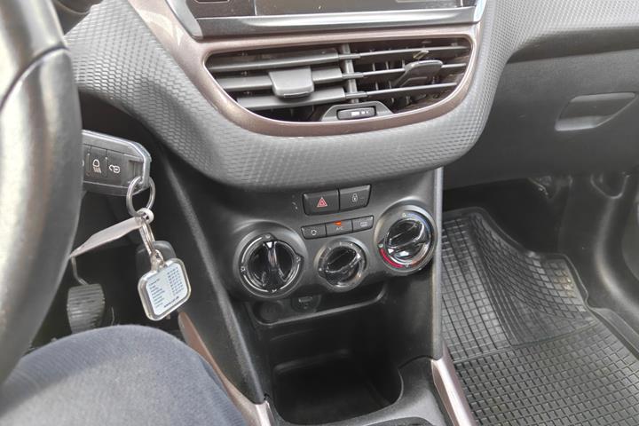 Gul Peugeot 2008 fra 2013