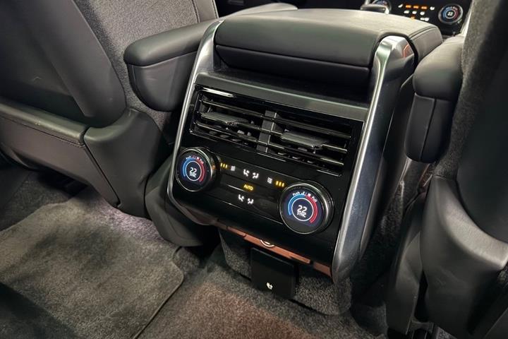 Grå Land Rover Range Rover fra 2023