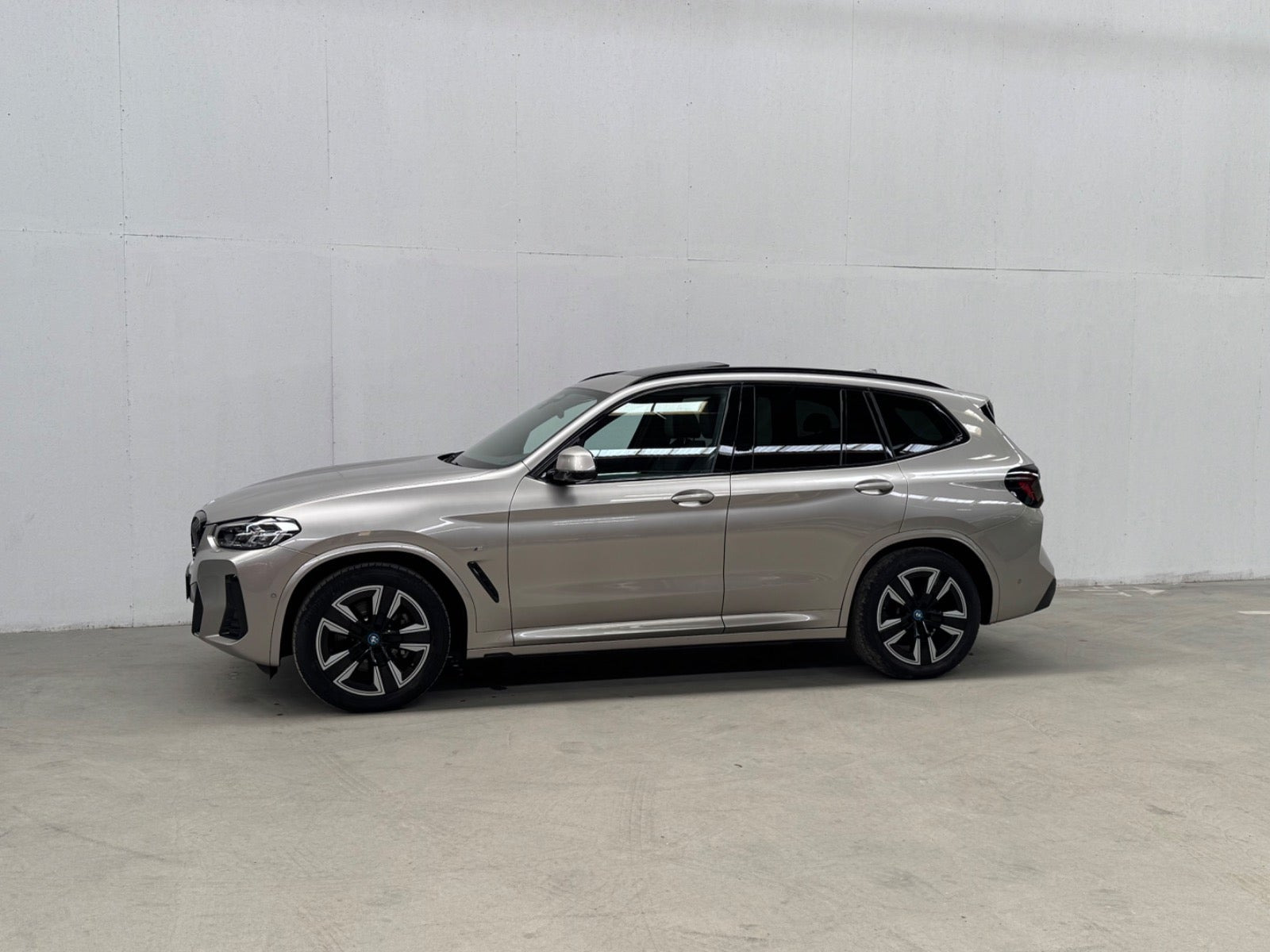 Orange BMW iX3 fra 2022