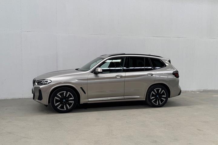 Orange BMW iX3 fra 2022