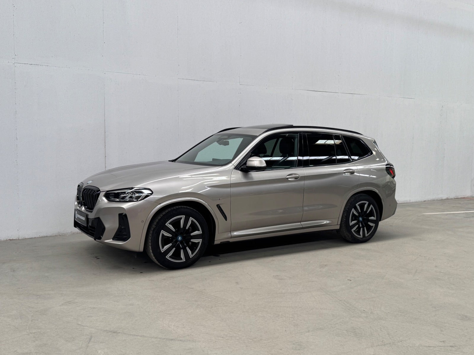 Orange BMW iX3 fra 2022