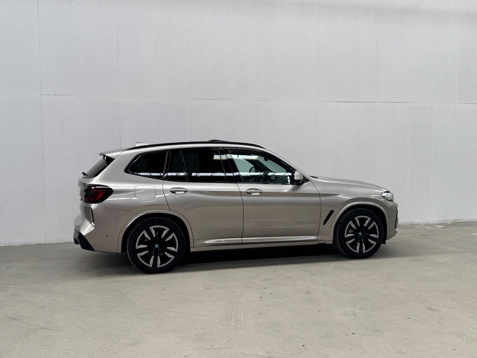 Orange BMW iX3 fra 2022