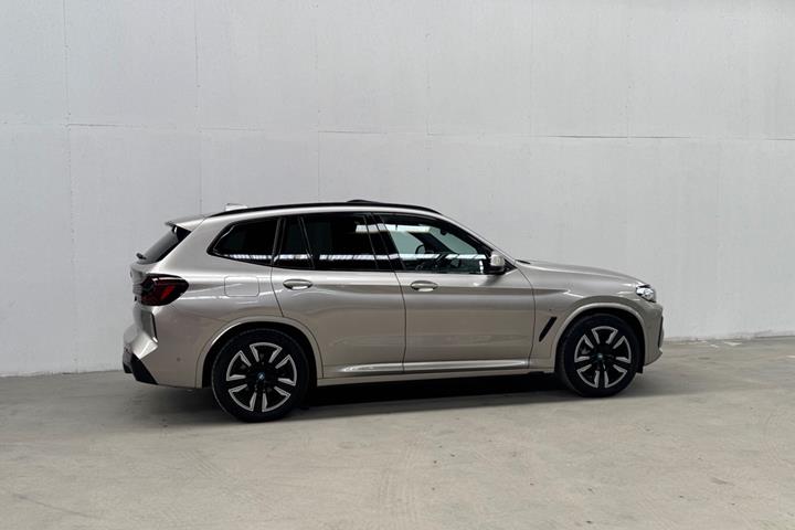 Orange BMW iX3 fra 2022